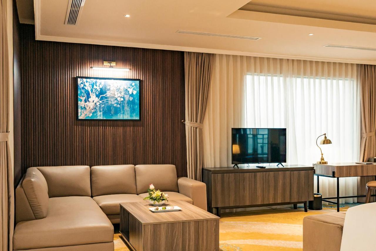 La Vela Hue Hotel Kültér fotó A living room in a suite at the hotel