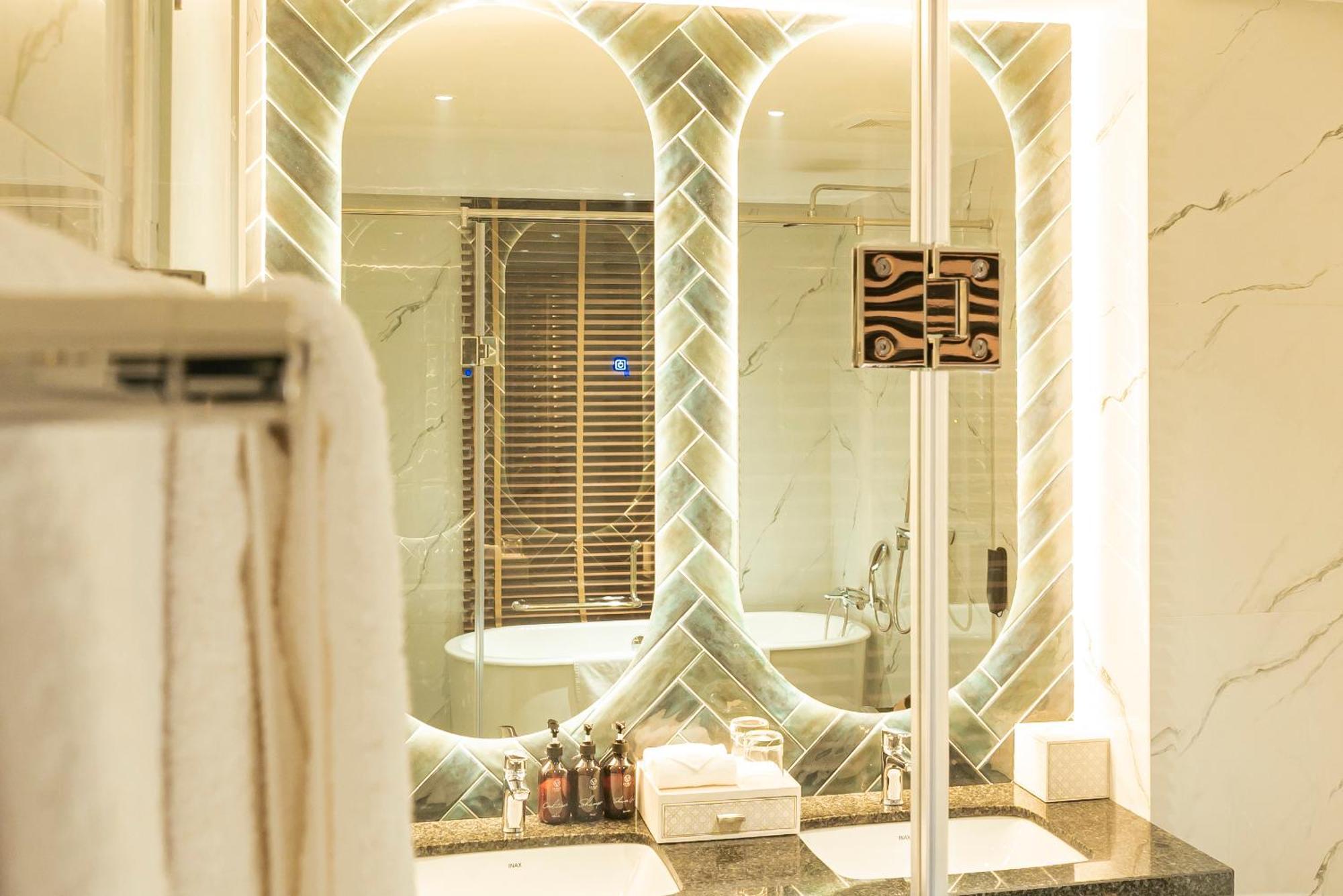 La Vela Hue Hotel Kültér fotó Bathroom