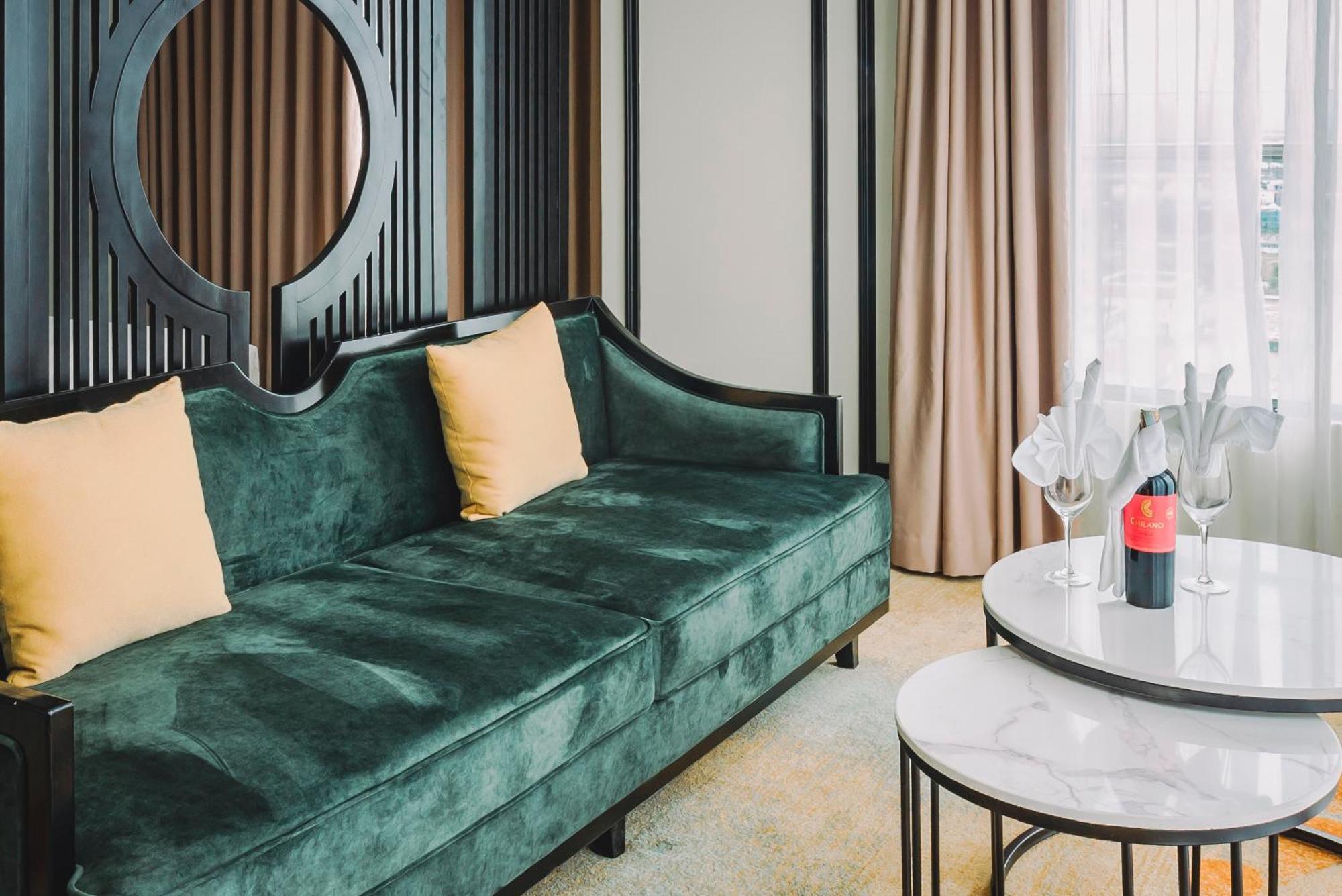 La Vela Hue Hotel Kültér fotó A sofa